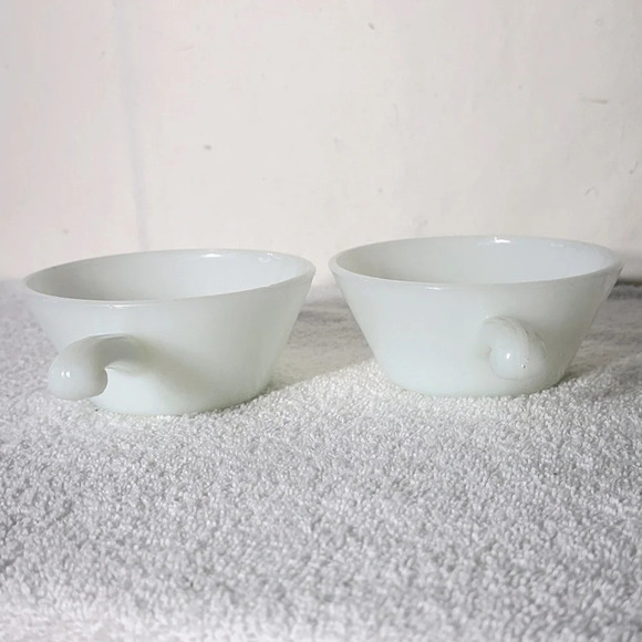 Vintage Anchor Hocking Milk Glass Small  Bowls With Handles x2 - Picture 2 of 13